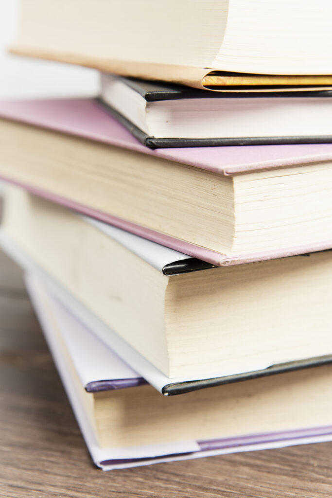 Książki w twardej oprawie, leżące jedna na drugiej