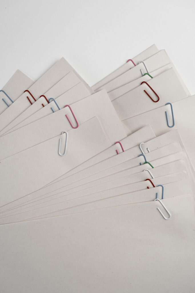 Kartki papieru spięte spinaczami